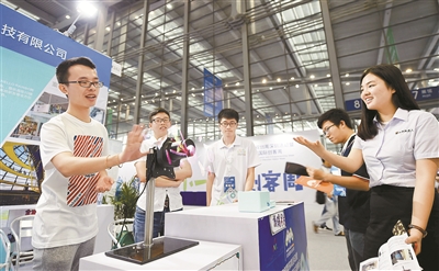 芯动电子作为深圳创客在创业嘉年华吸引国际大咖